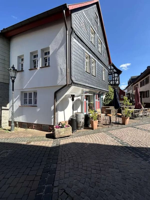 Immobilie in Steinau an der Straße - Historisches Wohn- & Geschäftshaus mit Weinlokal und zwei Wohneinheiten in bester Altstadtlage - Bild 0