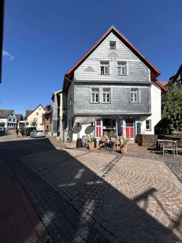 Immobilie in Steinau an der Straße - Historisches Wohn- & Geschäftshaus mit Weinlokal und zwei Wohneinheiten in bester Altstadtlage - Bild 1