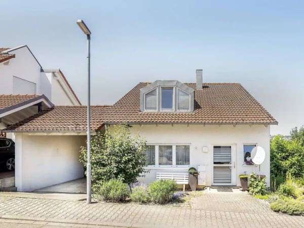 Immobilie in Walzbachtal - Attraktives Dreifamilienhaus mit drei vermieteten Wohneinheiten und Panoramablick in Walzbachtal - Bild 0