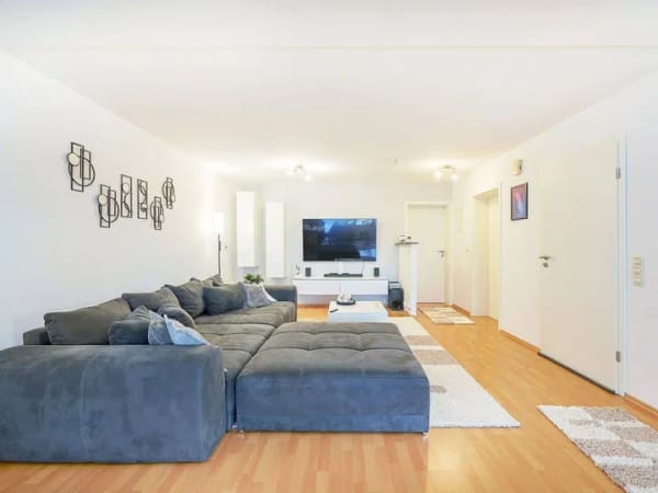 Immobilie in Walzbachtal - Attraktives Dreifamilienhaus mit drei vermieteten Wohneinheiten und Panoramablick in Walzbachtal - Bild 1