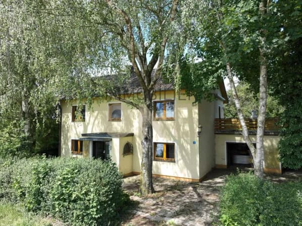 Immobilie in Mintraching - Großzügiges Ein/Zweifamilienhaus mit Ausbaupotenzial auf weitläufigem Grundstück - Bild 0