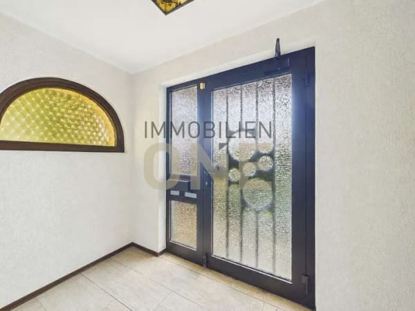 Immobilie in Mintraching - Großzügiges Ein/Zweifamilienhaus mit Ausbaupotenzial auf weitläufigem Grundstück - Bild 1
