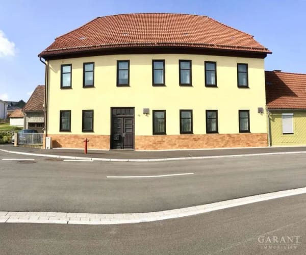 Immobilie in Eisfeld - Vielseitiges und großzügiges Wohn- und Geschäftshaus mit Nebengebäuden! - Bild 0