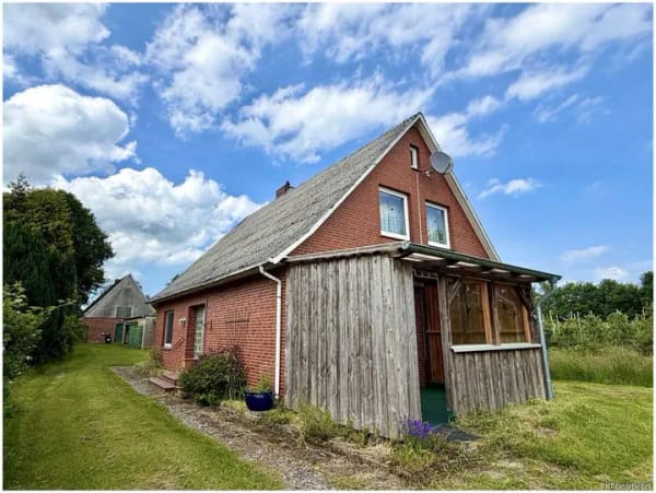 Immobilie in Drochtersen - Modernisierungsbedürftiges Einfamilienhaus mit landwirtschaftlicher Fläche in Drochtersen-Hüll - Bild 0