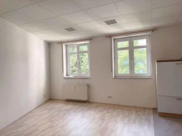 Immobilie in Klingenthal - Renovierte 2-Zimmer Wohnung mit Einbauküche & mit Betreuungsoptionen in Klingenthal - Bild 1