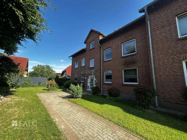 Immobilie in Lambrechtshagen - Modernisierte Eigentumswohnung mit Südbalkon, Einbauküche & Stellplatz - Bild 0
