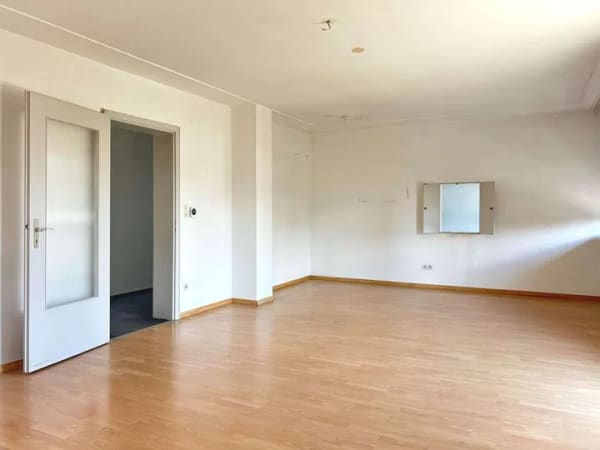 Immobilie in Landau in der Pfalz - Zentrumsnah in Landau: Großzügige 4-Zimmerwohnug mit Balkon und Loggia - Bild 0