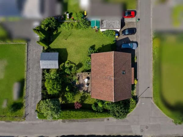 Immobilie in Stadtallendorf - Viel Platz zum Wohlfühlen: Charmantes Einfamilienhaus mit Garten und Garage - Bild 1