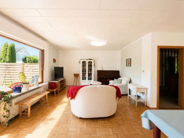 Immobilie in Stadtallendorf - Viel Platz zum Wohlfühlen: Charmantes Einfamilienhaus mit Garten und Garage - Bild 2