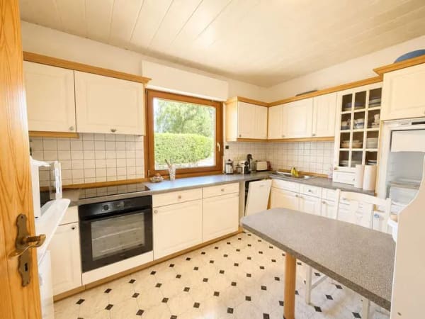 Immobilie in Stadtallendorf - Viel Platz zum Wohlfühlen: Charmantes Einfamilienhaus mit Garten und Garage - Bild 4