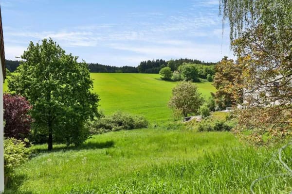 Immobilie in Pfaffenhofen an der Ilm - Idyllisch wohnen mit Weitblick, großzügige Hauseinheit mit viel Gestaltungspotenzial - Bild 2