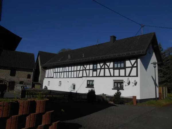 Immobilie in Burglahr - Vollvermietetes Gebäude in ruhiger Ortslage mit Nebengebäude und neuer Garage - Bild 1