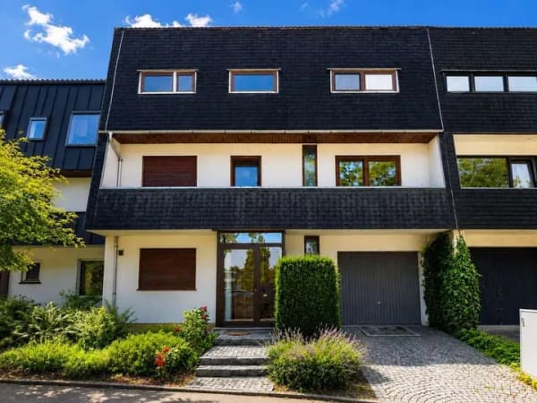 Immobilie in Garching bei München - ***Großzügiges Familiendomizil in begehrter Lage von Garching - viel Platz für Ihre Wohnträume*** - Bild 0