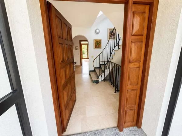 Immobilie in Garching bei München - ***Großzügiges Familiendomizil in begehrter Lage von Garching - viel Platz für Ihre Wohnträume*** - Bild 2