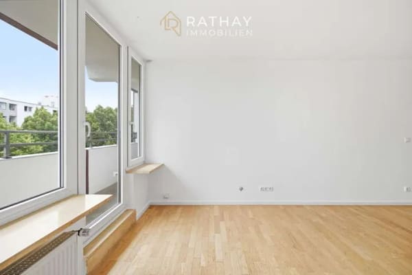 Immobilie in Regensburg - Bezugsfreie 3-Zimmer-Wohnung mit zwei Südbalkonen, Blick ins Grüne & zwei Tiefgaragenstellplätzen - Bild 2