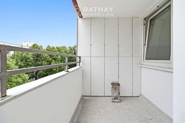 Immobilie in Regensburg - Bezugsfreie 3-Zimmer-Wohnung mit zwei Südbalkonen, Blick ins Grüne & zwei Tiefgaragenstellplätzen - Bild 3