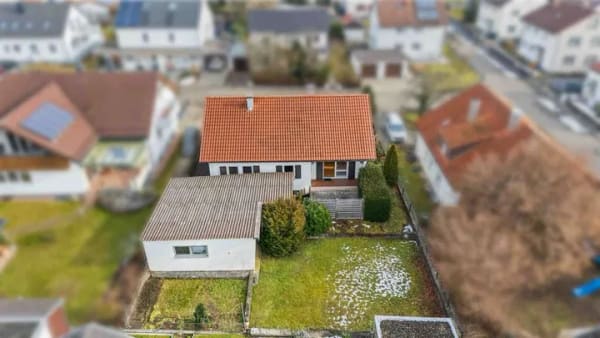 Immobilie in Schlierbach - Einfamilienhaus mit über 100 m² Bonusfläche im Dachgeschoss in ruhiger Wohnlage von Schlierbach - Bild 0