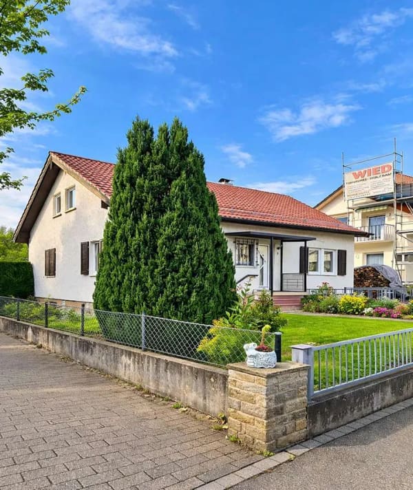 Immobilie in Schlierbach - Einfamilienhaus mit über 100 m² Bonusfläche im Dachgeschoss in ruhiger Wohnlage von Schlierbach - Bild 1