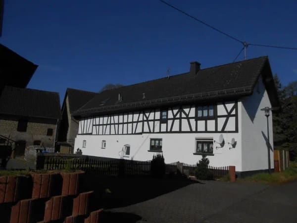 Immobilie in Burglahr - Vollvermietetes Gebäude in ruhiger Ortslage mit Nebengebäude und neuer Garage - Bild 1