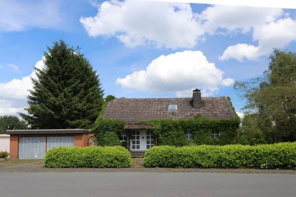 Immobilie in Brilon - Freistehender Bungalow  mit einer Einliegerwohnung,  einer Doppelgarage und einem großen Garten - Bild 1
