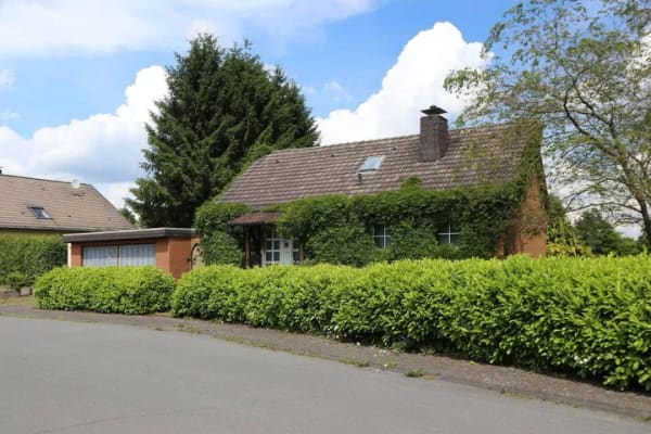 Immobilie in Brilon - Freistehender Bungalow  mit einer Einliegerwohnung,  einer Doppelgarage und einem großen Garten - Bild 2