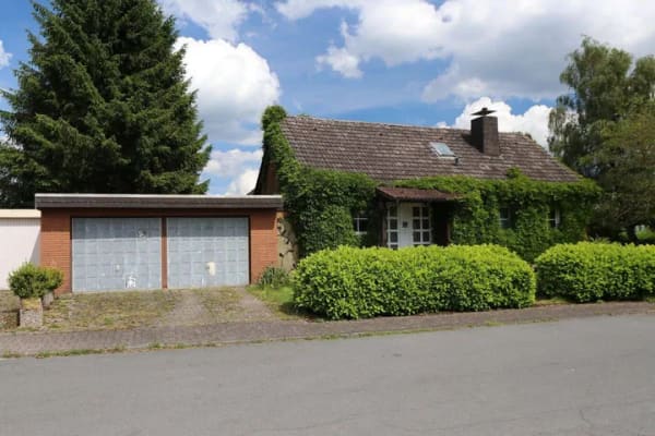 Immobilie in Brilon - Freistehender Bungalow  mit einer Einliegerwohnung,  einer Doppelgarage und einem großen Garten - Bild 3
