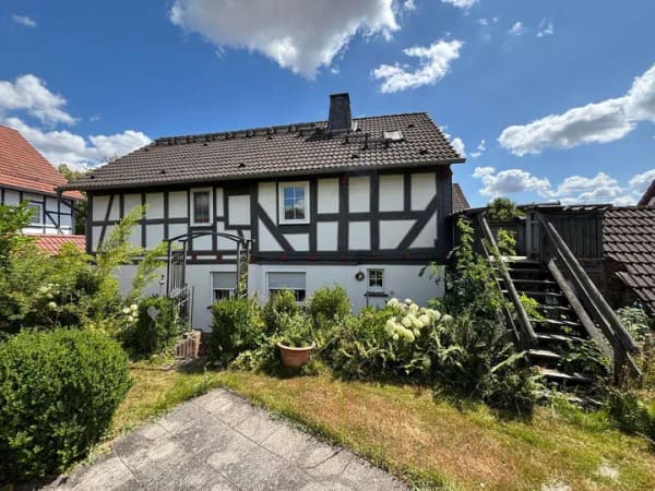 Immobilie in Cölbe - Denkmalschutz in Schönstadt - Fachwerkhaus mit bezugsfreier Maisonette-Wohnung und vermieteter ELW - Bild 0