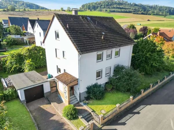 Immobilie in Heinsen - Zweifamilienhaus mit Potenzial in ruhiger Lage von Heinsen!
 - Bild 1