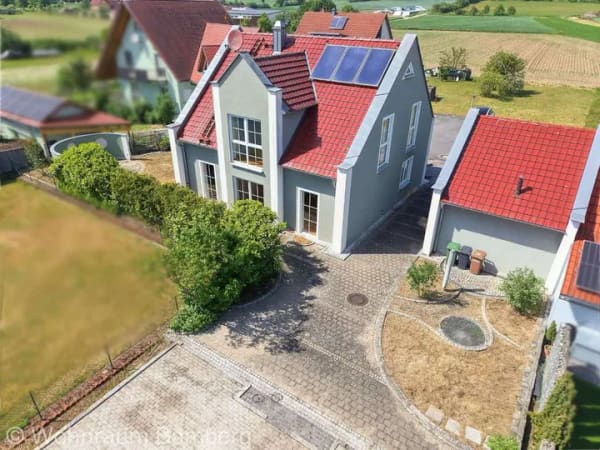 Immobilie in Frensdorf - Freistehendes Einfamilienwohnhaus mit Komfortgarage und Garten in Ortsradlage - Bild 0