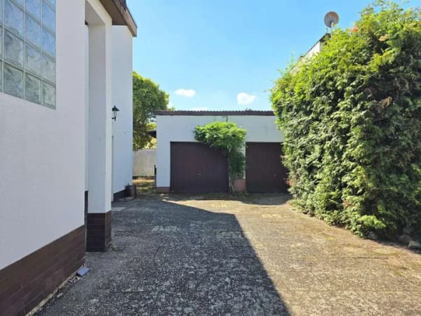 Immobilie in Lorsch - Großzügiges Einfamilienhaus mit Dachterrasse und idyllischem Garten - Bild 2