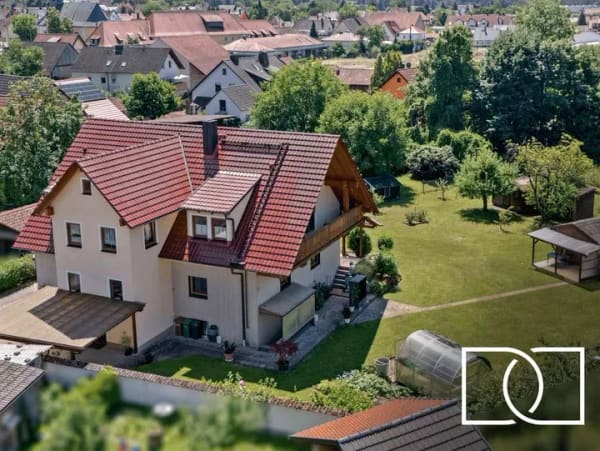 Immobilie in Scheßlitz - Traumhaftes Grundstück! Energieeffizientes Zweifamilienhaus mit vielfältigen Nutzungsmöglichkeiten - Bild 0