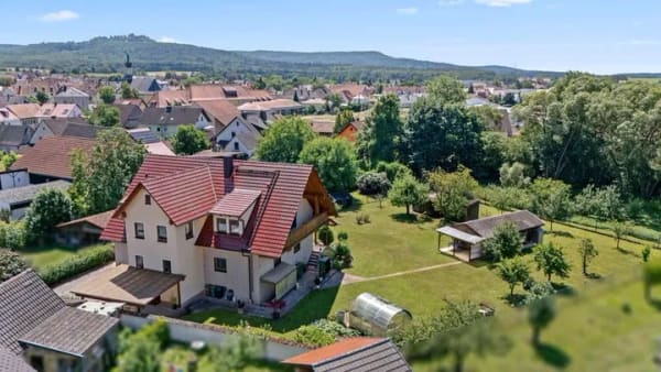 Immobilie in Scheßlitz - Traumhaftes Grundstück! Energieeffizientes Zweifamilienhaus mit vielfältigen Nutzungsmöglichkeiten - Bild 1