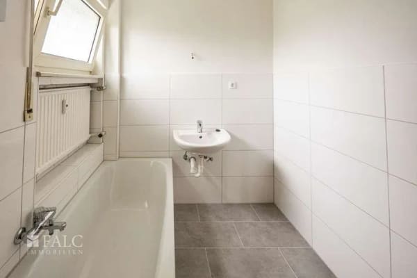 Immobilie in Heiligenhaus - Platz für eigene Ideen: Renovierungsbedürftige 3-Zimmer-Wohnung mit Balkon & neuem Badezimmer - Bild 3