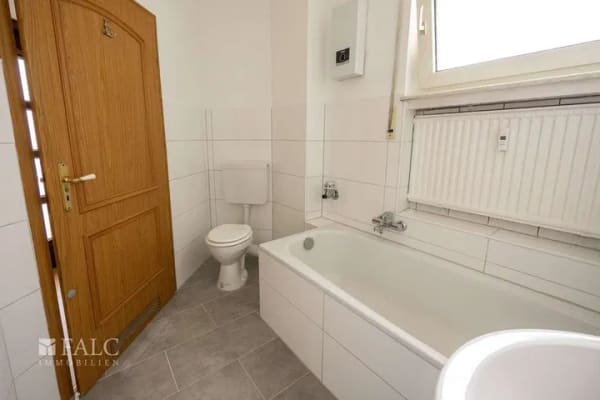 Immobilie in Heiligenhaus - Platz für eigene Ideen: Renovierungsbedürftige 3-Zimmer-Wohnung mit Balkon & neuem Badezimmer - Bild 4