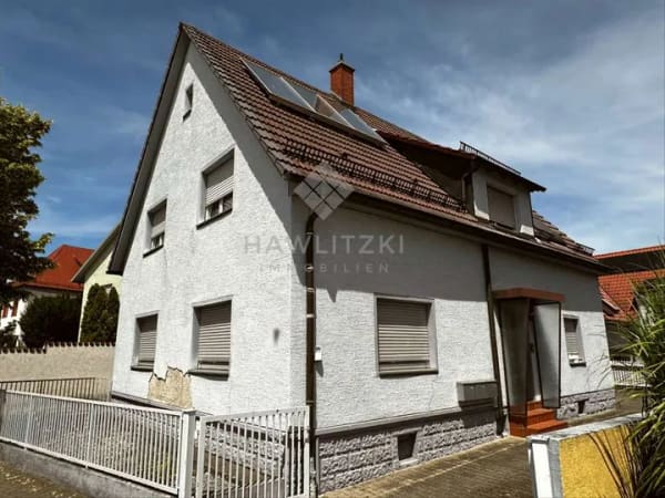 Immobilie in Rheinstetten - Viel Platz für Familie oder Generationen – Zweifamilienhaus mit saniertem EG & Solaranlage - Bild 0