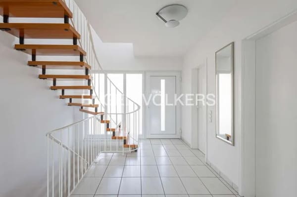 Immobilie in Weisenheim am Berg - Zeitlos, modernes Architektenhaus mit Hallenschwimmbad, PV-Anlage und einzigartigem Panorama! - Bild 1