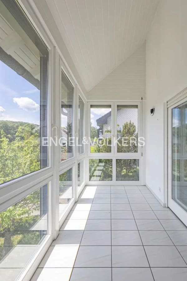Immobilie in Weisenheim am Berg - Zeitlos, modernes Architektenhaus mit Hallenschwimmbad, PV-Anlage und einzigartigem Panorama! - Bild 3