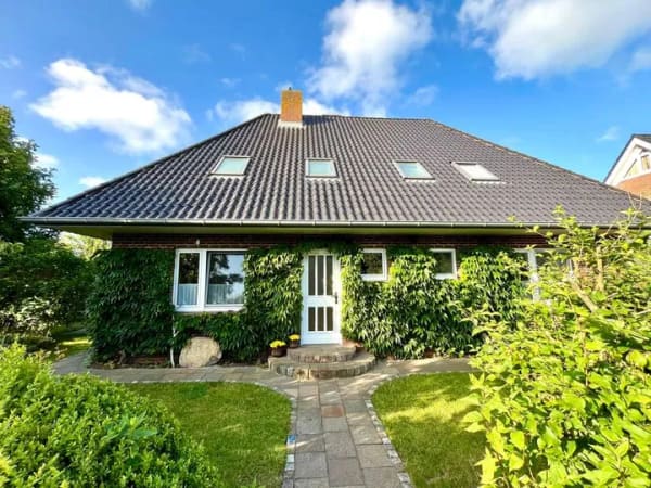 Immobilie in Alkersum - Insel Föhr  Lichtdurchflutetes saniertes Zweigenerationenhaus mit Garage und Garten in ruhiger Lage - Bild 0
