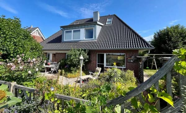 Immobilie in Alkersum - Insel Föhr  Lichtdurchflutetes saniertes Zweigenerationenhaus mit Garage und Garten in ruhiger Lage - Bild 1