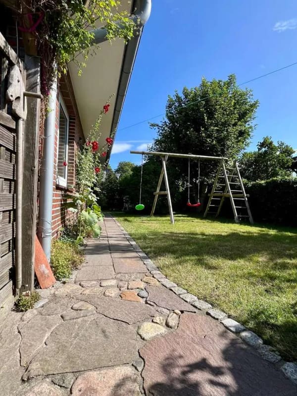 Immobilie in Alkersum - Insel Föhr  Lichtdurchflutetes saniertes Zweigenerationenhaus mit Garage und Garten in ruhiger Lage - Bild 2