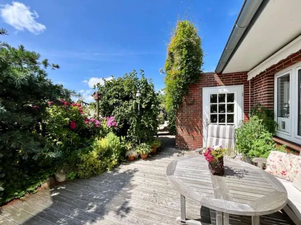 Immobilie in Alkersum - Insel Föhr  Lichtdurchflutetes saniertes Zweigenerationenhaus mit Garage und Garten in ruhiger Lage - Bild 3