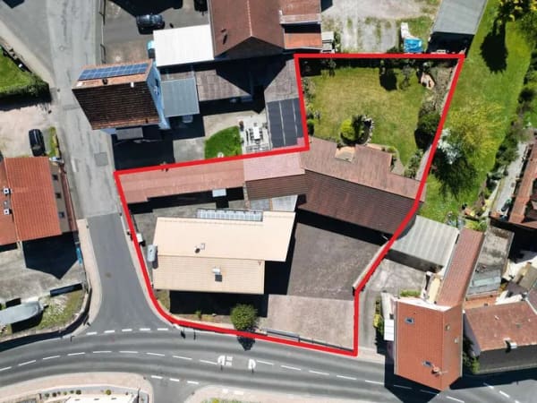 Immobilie in Mömbris - Großzügiges Einfamilienhaus mit Garagenhof und schönem Garten - Bild 1