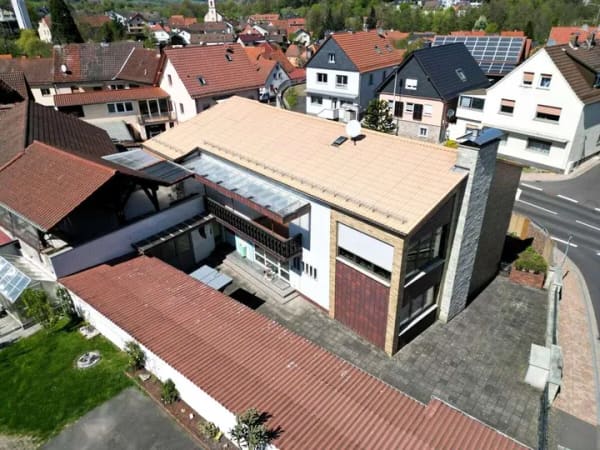 Immobilie in Mömbris - Großzügiges Einfamilienhaus mit Garagenhof und schönem Garten - Bild 2