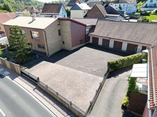 Immobilie in Mömbris - Großzügiges Einfamilienhaus mit Garagenhof und schönem Garten - Bild 3