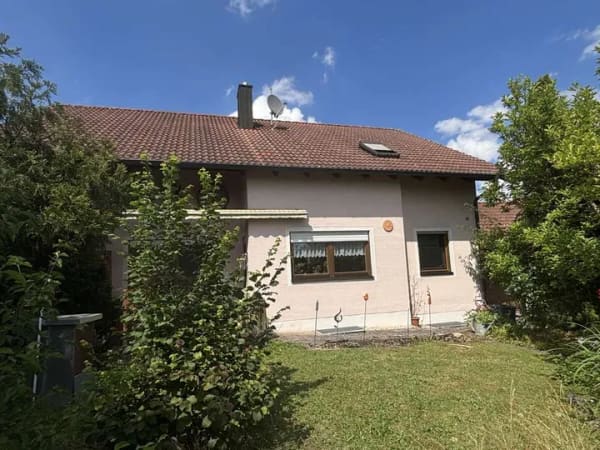 Immobilie in Haarbach - Gemütliches Ein- oder Zweifamilienhaus in ruhiger Siedlungslage in Haarbach - Bild 1