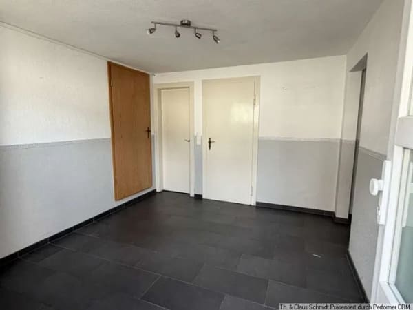Immobilie in Rastede - Großzügiges Ein-/Zweifamilienhaus mit vielseitigen Nutzungsmöglichkeiten in attraktiver Wohnlage - Bild 1