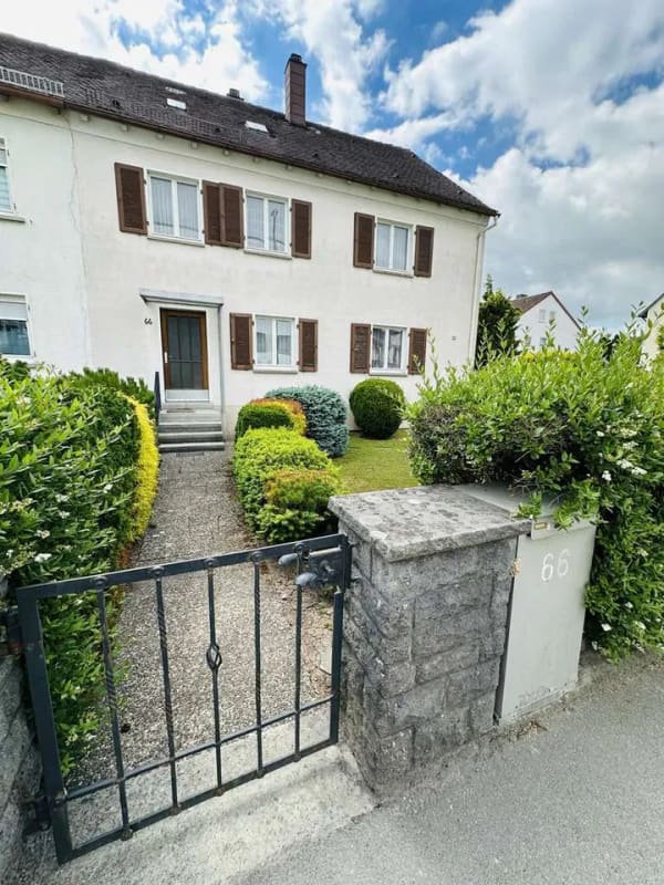 Immobilie in Crailsheim - Vielseitiges Zweifamilienhaus mit Garten, Garage und zwei Wohneinheiten - Bild 1