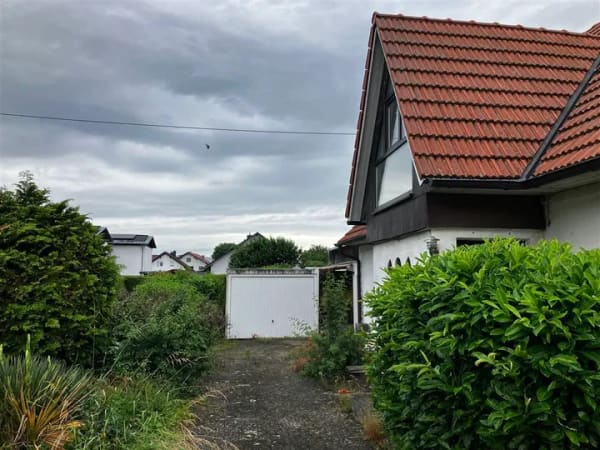 Immobilie in Eitensheim - Familienfreundlich wohnen: EFH mit großer Dachterrasse, Kachelofen und Top-Anbindung in Eitensheim - Bild 1