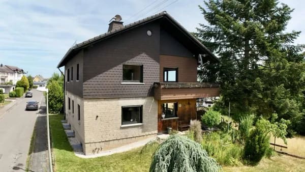 Immobilie in Horhausen (Westerwald) - Zweifamilienhaus mit Balkon, Terrasse und Carport - Bild 1