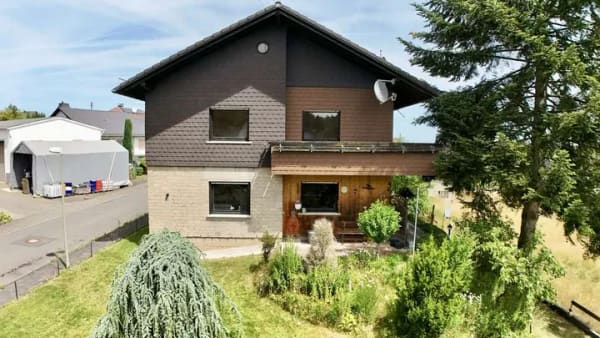 Immobilie in Horhausen (Westerwald) - Zweifamilienhaus mit Balkon, Terrasse und Carport - Bild 2